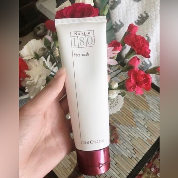 Nu Skin 180° Face Wash contains 10 percent active, efficacious Vitamin C. - Picture 1 of 2